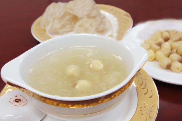 Cách nấu cháo tổ yến hạt sen