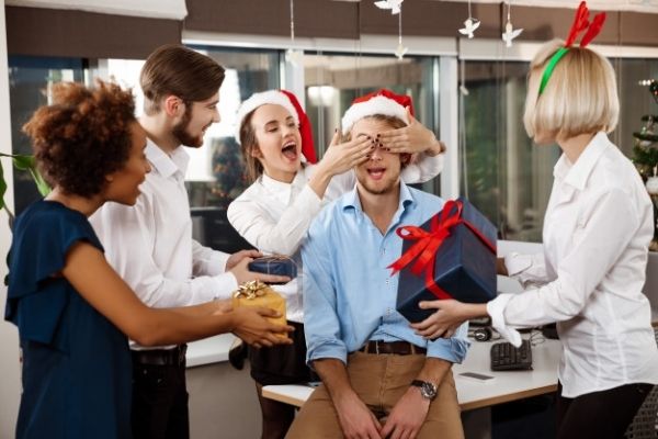Bật mí 8 món quà tặng sinh nhật sếp nam siêu ý nghĩa 